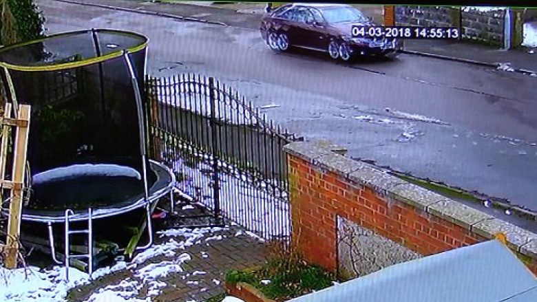 Ish-spiuni rus dhe bija e tij filmohen duke shëtitur me veturë disa orë para se të helmoheshin, policia dyshon se vetura e tyre ishte “spërkatur” me agjent nervor (Video)
