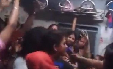 Shkulje flokësh e shuplaka, rrahje masive e femrave indiane në tren (Video, +16)