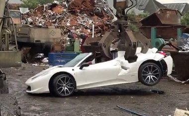Policia shkatërron Ferrari 480 Spider që kushton 200 mijë funte, pronari i saj publikon pamjet në internet (Video)