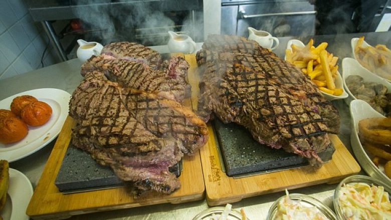 Pronari i një restoranti jep falas biftekun 5 kilogramë e 700 gramë, nëse e hani për një orë (Foto)
