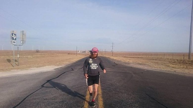 Për dy vite vrapoi 25 mijë kilometra, deshi ta imitoj karakterin fiktiv nga filmi “Forrest Gump” (Foto)