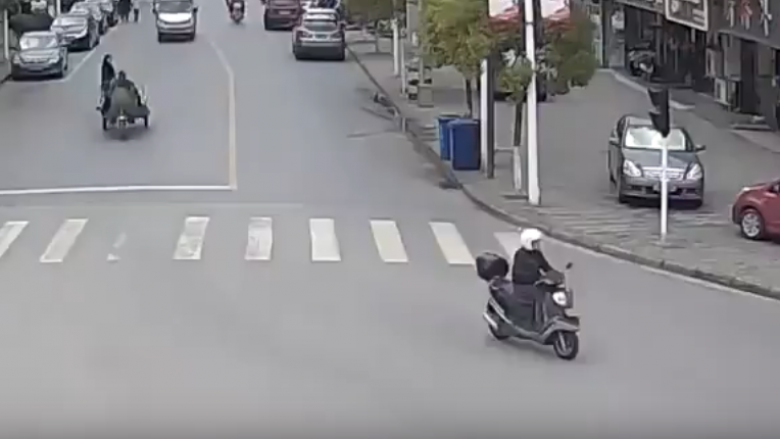Godet me kamion motoçiklistin dhe ikë nga vendi i ngjarjes, e pëson keq nga një shofer tjetër që ia rrokullis kamionin (Video, +16)