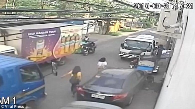 Kamioni përplaset në pemën gjigante, e cila këputet dhe përfundon mbi kokën e kalimtares së rastit (Video, +18)