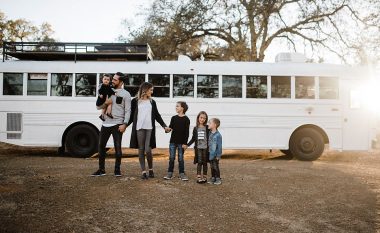 Hoqën dorë nga jeta luksoze në shtëpinë prej 450 metra katrorë për të jetuar në autobusin e vjetër për nxënës (Foto/Video)