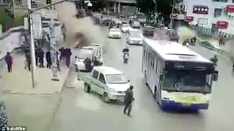 Momenti kur gypi nëntokësor i gazit shpërthen, dhe hedh në ajër kalimtarët e rastit – një person humb jetën dhe pesë tjerë lëndohen (Video, +18)