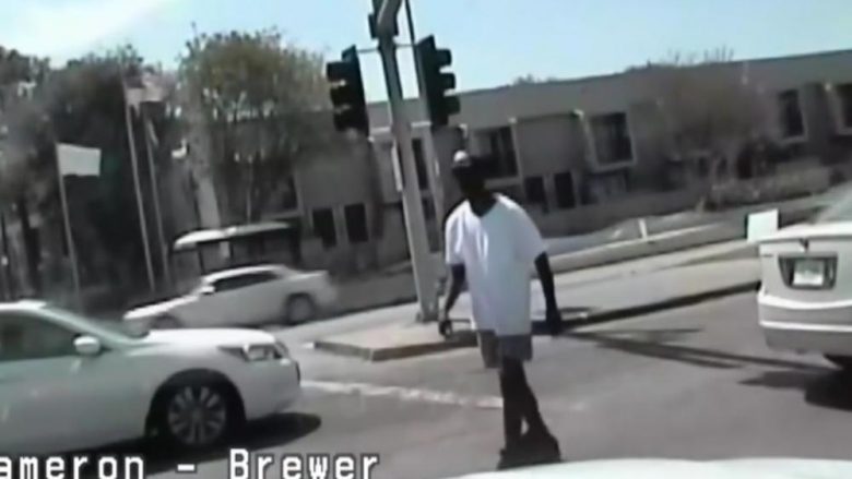 Polici amerikan vret burrin e paarmatosur, dëshmitarët okularë të shokuar me veprimin (Video, +18)