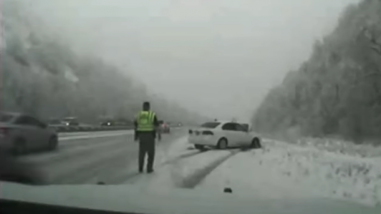 Humb kontrollin mbi timonin në rrugën e rrëshqitshme, godet policin dhe e hedh disa metra larg – mrekullisht shpëton (Video, +18)