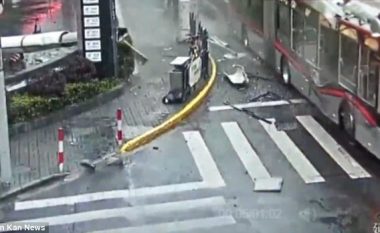 Shufra gjigante e metaltë ra nga kati i 28 i ndërtesës mbi autobus – pasagjeri i vetëm që ishte brenda shpëtoi për një fije floku (Video)