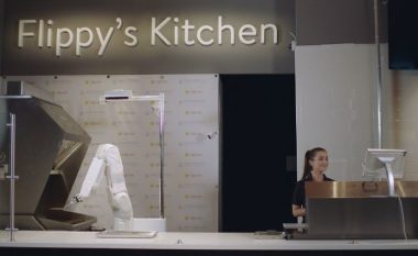 Roboti kryen punën e kuzhinierit: Fërgon patate dhe kujdeset që të mos digjen qoftet (Video)