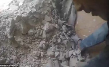 Momenti kur nxirret e gjallë foshnja që kishte ngecur nën rrënojat e ndërtesës së bombarduar në Siri (Video, +18)