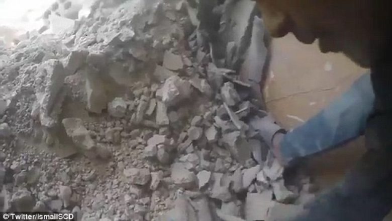 Momenti kur nxirret e gjallë foshnja që kishte ngecur nën rrënojat e ndërtesës së bombarduar në Siri (Video, +18)