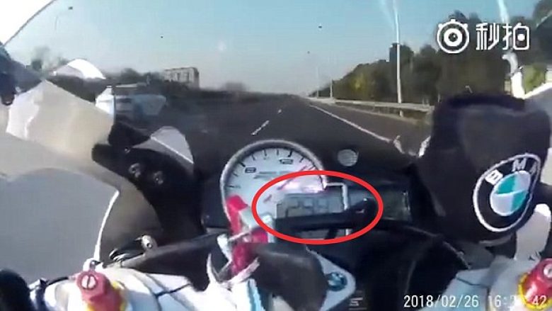 Filmoi veten duke vozitur motoçikletën me 300 kilometra në orë, arrestohet nga policia (Video)