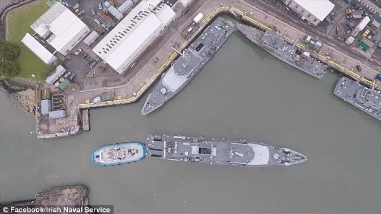 Pamje të filmuara me dron tregojnë sesi anija e vogël parkon luftanijen gjigante (Video)