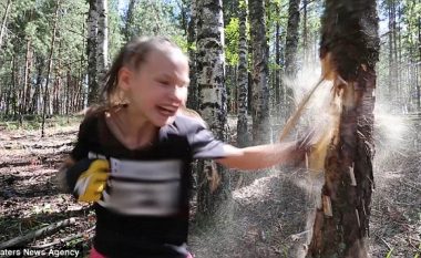 Pamjet që po bëjnë xhiron e botës: 10-vjeçarja thyen pemën me grushta – e bën copa (Video)