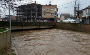 Pestova e Bukoshi në Vushtrri vërshohen nga lumi Sitnica