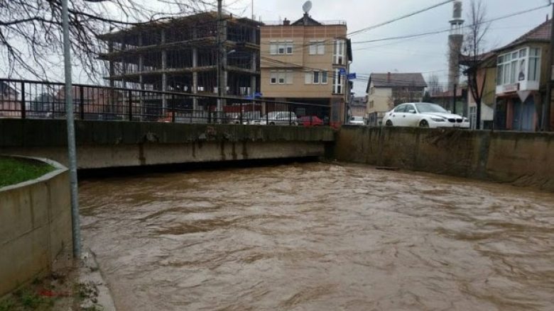 Pestova e Bukoshi në Vushtrri vërshohen nga lumi Sitnica