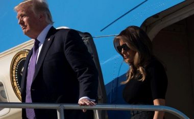 Trump e bën sërish: Futet vetëm në aeroplan, e lë pas Melanian duke u “ballafaquar” me erërat e forta (Video)
