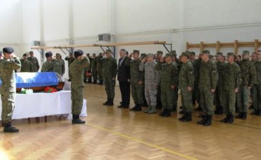 Varrosen me nderime nga garda ceremoniale e FSK-së vëllezërit e vrarë në Malishevë