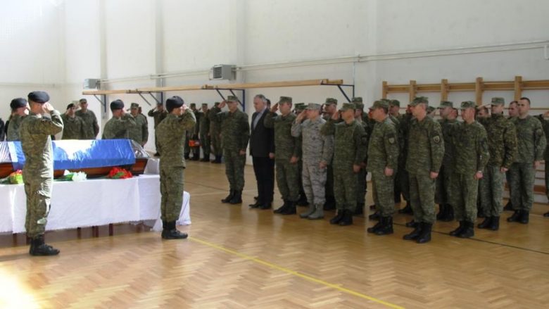 Varrosen me nderime nga garda ceremoniale e FSK-së vëllezërit e vrarë në Malishevë