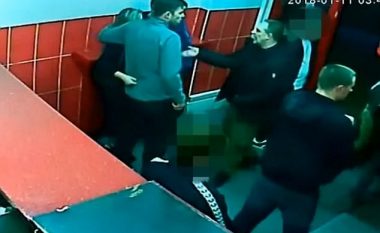 Ia rrahin brutalisht të dashurën para syve, dhe më pas e sulmojnë edhe atë (Video, +18)