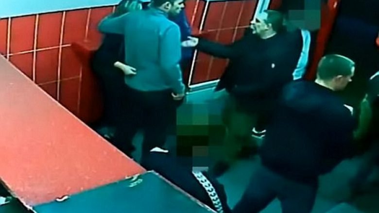 Ia rrahin brutalisht të dashurën para syve, dhe më pas e sulmojnë edhe atë (Video, +18)