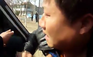 Shtypi me veturë një grua dhe foshnjën e saj dhe u iku nga vendi i ngjarjes, u tmerrua kur e kuptoi se viktimat ishin gruaja dhe djali i tij (Foto/Video)