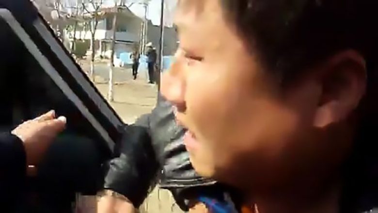 Shtypi me veturë një grua dhe foshnjën e saj dhe u iku nga vendi i ngjarjes, u tmerrua kur e kuptoi se viktimat ishin gruaja dhe djali i tij (Foto/Video)