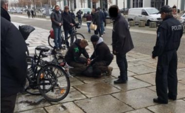 U nis në drejtim të kancelares gjermane e cila po dilte nga Parlamenti, pjesëtarët e sigurimit e “neutralizojnë” burrin (Video)