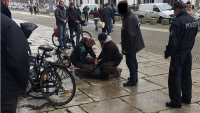 U nis në drejtim të kancelares gjermane e cila po dilte nga Parlamenti, pjesëtarët e sigurimit e “neutralizojnë” burrin (Video)