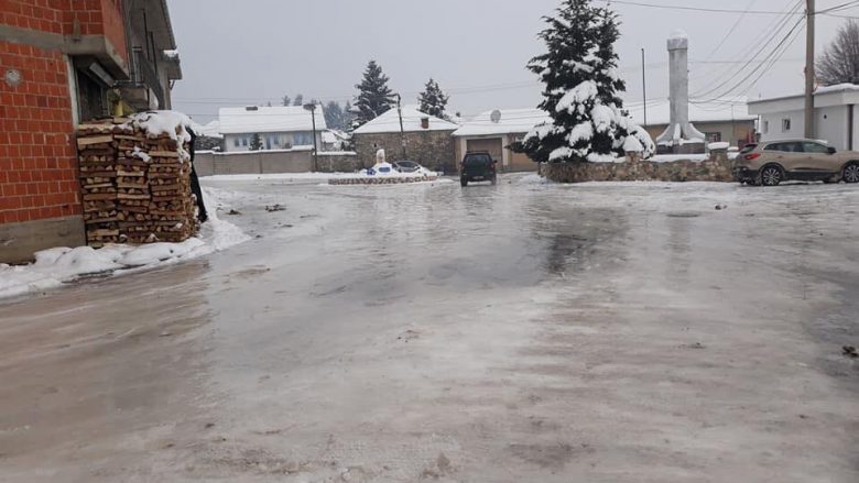 Rrugët e fshatit Isniq të Deçanit shndërrohen “në patinazh” pas reshjeve të shiut (Foto)