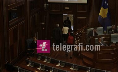 Pas përplasjes Krasniqi-Veseli, deputetët e VV-së lëshojnë seancën (Foto)