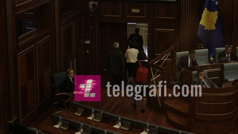 Pas përplasjes Krasniqi-Veseli, deputetët e VV-së lëshojnë seancën (Foto)