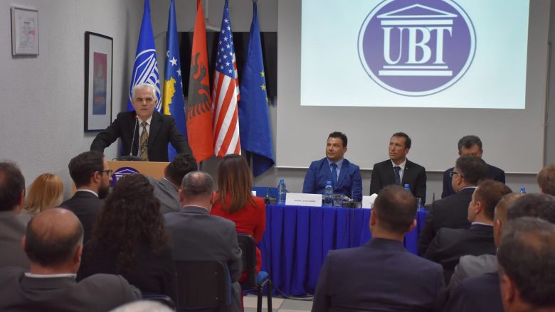 Në UBT u mbajt ceremonia për shpërblimin e personaliteteve nga Presidenti Trump, Akademia Ndërkombëtare e Shkencave dhe Complutense University