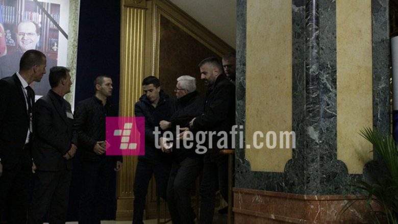 Ky është vendimi me të cilin policia largoi deputetët e VV-së nga salla e Kuvendit (Foto)