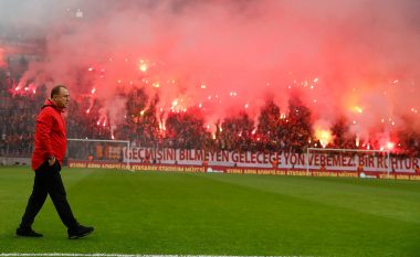 Në stërvitjen e Galatasarayt mblidhen 27 mijë tifozë, zëmër skuadrës para derbit me Fenerbahcen (Foto/Video)