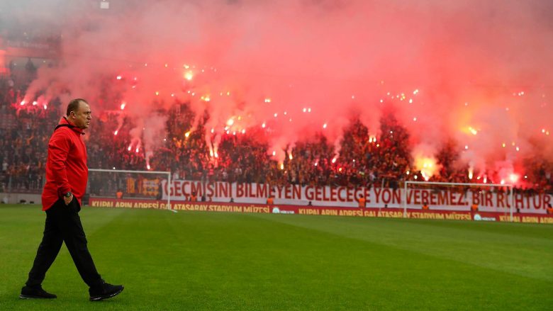 Në stërvitjen e Galatasarayt mblidhen 27 mijë tifozë, zëmër skuadrës para derbit me Fenerbahcen (Foto/Video)