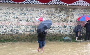 Reshjet e shiut, përmbytet një fshat në Gjakovë (Foto)