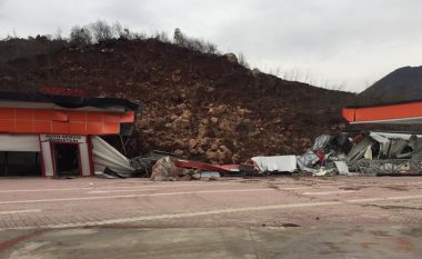 Rrëshqet dheu afër Rrugës së Kombit, dëmtohet një biznes (Foto)