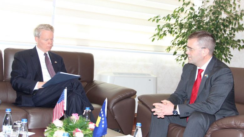 Ambasadorin amerikan Delawie i ofron përkrahje Guvernatorit Mehmeti