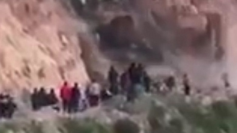Shembet gjysma e kodrës, gurët mbysin gruan – publikohen pamjet rrëqethëse (Video, +18)