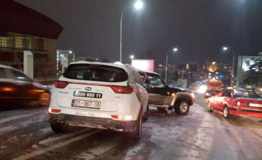 Rrugët në Prishtinë kthehen në pista akulli (Video)