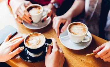 Tri kafe në ditë i pastrojnë arteret dhe na mbrojnë nga sulmet e zemrës