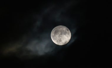 Sonte mbani sytë nga qielli – shfaqet fenomeni “Hëna Blu”