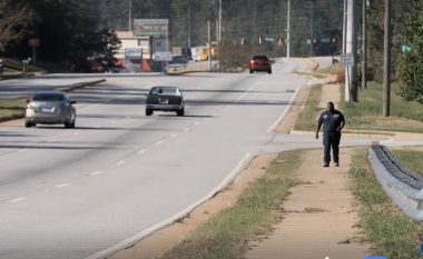 I pastrehu ecte 6 orë në ditë për të shkuar në punë, kolegët ia ndryshuan jetën kur e kuptuan të vërtetën (Foto/Video)