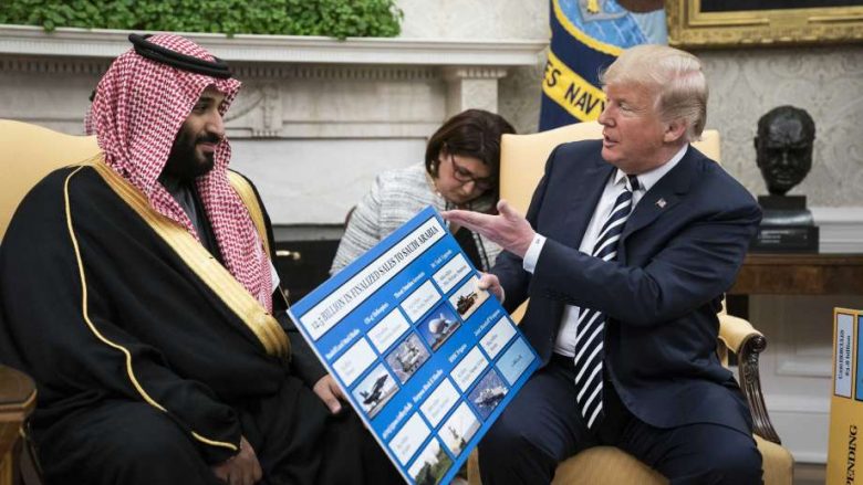 Trump publikon shifrat e shitjes së armëve Arabisë Saudite, i thotë princit se “këto janë ‘kikirikë’ për ju” (Video)