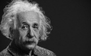 Thënie nga Albert Einstein që na rikujtojnë se asnjëherë nuk duhet të heqim dorë