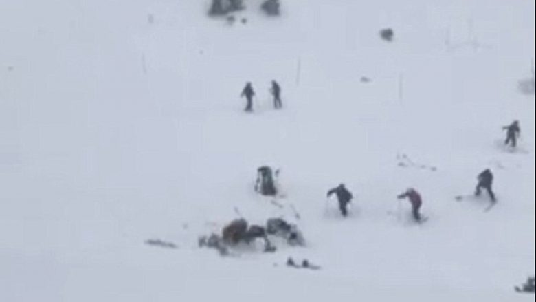 Alpinisti përfshirë nga orteku, shpëtohet nga të pranishmit duarthatë (Video)