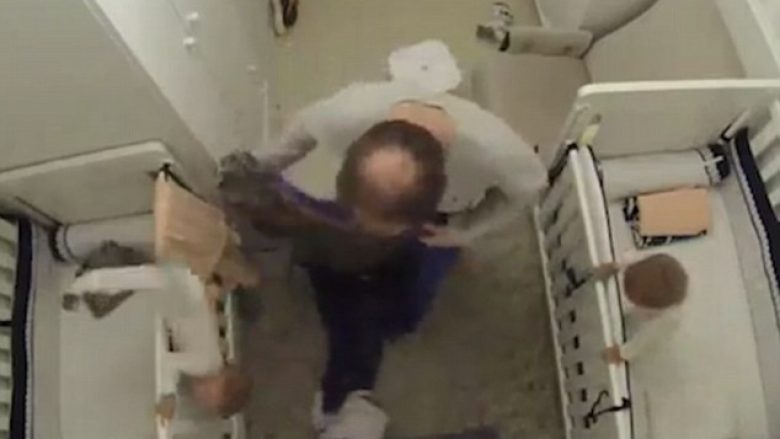 Babai me reflekse të mahnitshme, shpëtoi fëmijën të mos përplaset me kokë për dysheme (Video)