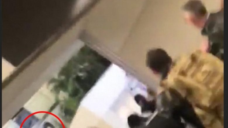 Dërgohet në spital me lëndime të konsiderueshme, pasi u hodh nga ballkoni i aeroportit (Video)