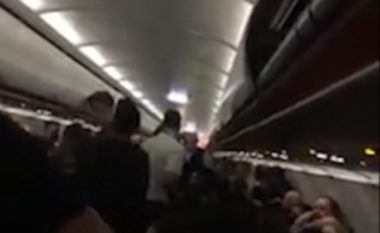 Pasagjerja e dehur nxirret me forcë nga aeroplani për sjellje banale (Video)